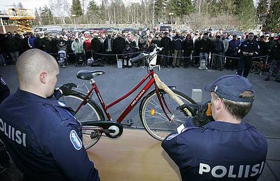 Oulun poliisin löytötavarahuutokaupassa viime toukokuussa uuden omistajan löysi noin kaksisataa poliisin haltuun tavalla tai toisella joutunutta kaksipyöräistä.
