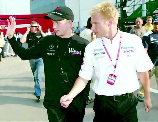 Suomalaiset eri tilanteessa. Kimi Räikkönen (vas.) pyrkii pääsemään maaliin asti, että saisi ainakin hyvän mielen kaudestaan. Mika Salo sen sijaan ajaa näillä näkymin uran viimeisen F1-kilpailunsa. Salo lopettaa samalla radalla, missä aloitti kahdeksan vuotta sitten.