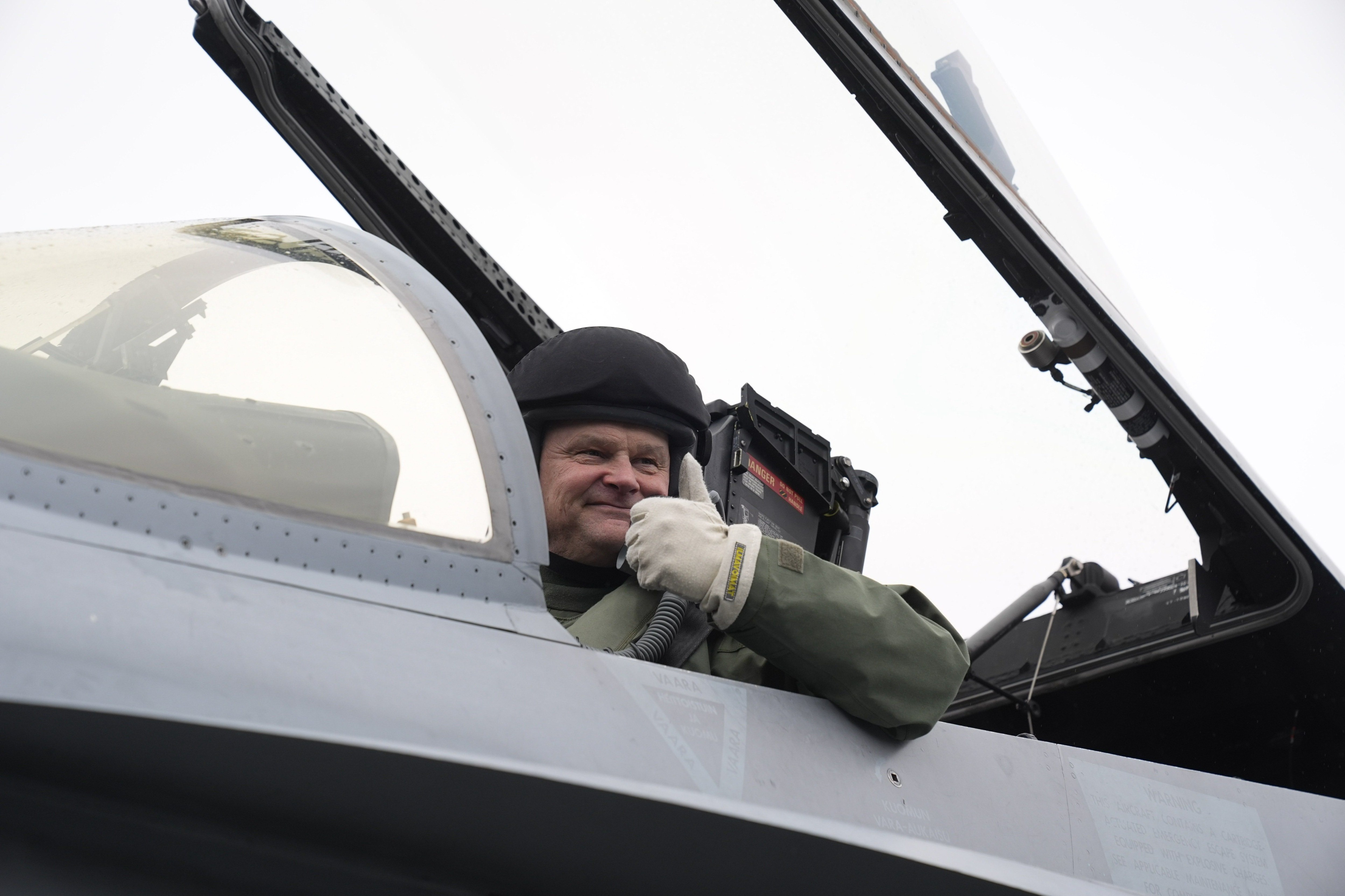 Ilmavoimien komentaja kenraalimajuri Juha-Pekka Keränen poseerasi HN-401 Hornet-hävittäjän kyydissä Satakunnan lennoston tukikohdassa Pirkkalassa.