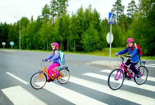Pienet pyöräilijät. Ykkösluokkalaisten Sanna-Maria Kuuselan ja Anniina Haanpään koulumatka sujui molempien äitien ollessa opastamassa.