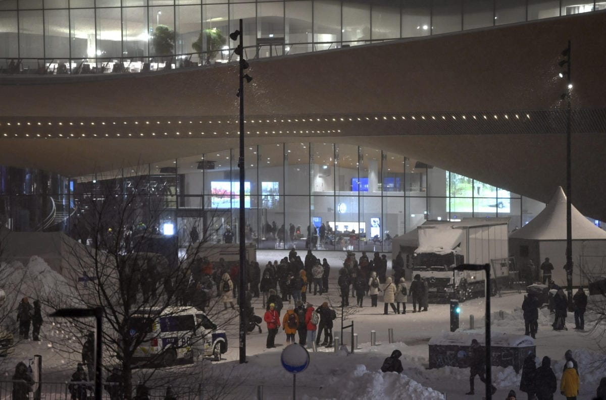 Helsingin keskustassa on käynnissä Convoy Finland -mielenosoitus, joka vastustaa muun muassa koronarokotuksia ja polttoaineiden hinnankorotuksia. LEHTIKUVA / Antti Aimo-Koivisto