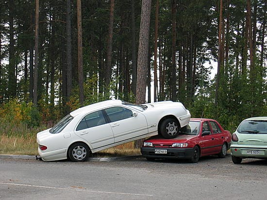 Auto rysähti parkkeeratun auton konepellille Kontinkankaalla.