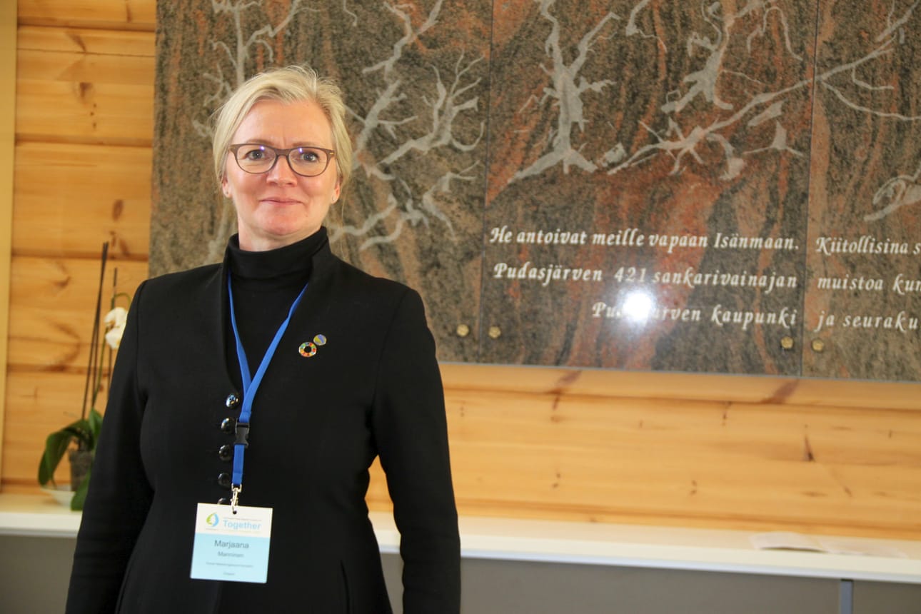 Opetusneuvos Marjaana Mannisen mielestä metsäalan asiantuntijoiden seminaarille ei olisi voinut kuvitella parempaa pitopaikkaa kuin Pudasjärvi ja Hirsikampus. Jalassa Joulupukin tuomat villasukat.