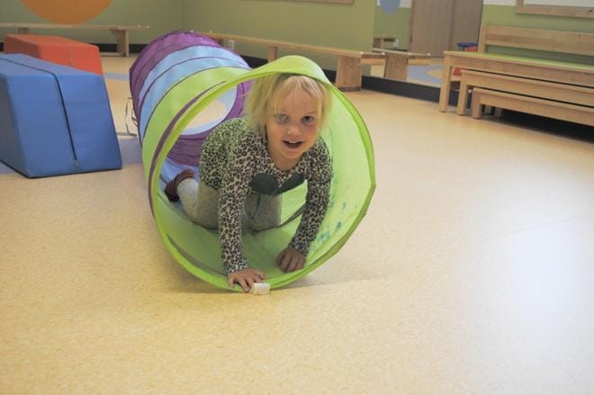 Nette Lauren kokeili jumppasalin putkea. KUVAT: EEVA-LIISA KULJU