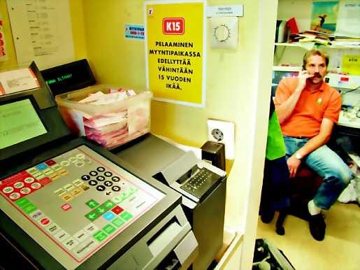 Kielto seinällä. Liikennemyymäläpäällikkö Terho Hotakainen painottaa, että ilman henkilöllisyystodistusta pelejä ei myydä nuorelle asiakkaalleainakaan Ylivieskan ABC Joutsentiellä.