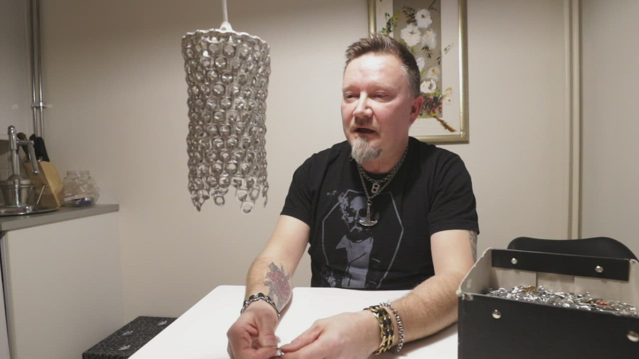 Petri Nurmela tekee tölkkien klipsuista lampunvarjostimen