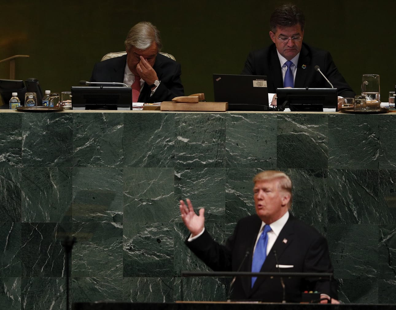 YK:n pääsihteeri Antonio Guterres (vas.) ja YK:n yleiskokouksen puheenjohtaja Miroslav Lajcak kuuntelivat Yhdysvaltain presidentin Donald Trumpin puhetta tiistaina New Yorkissa.