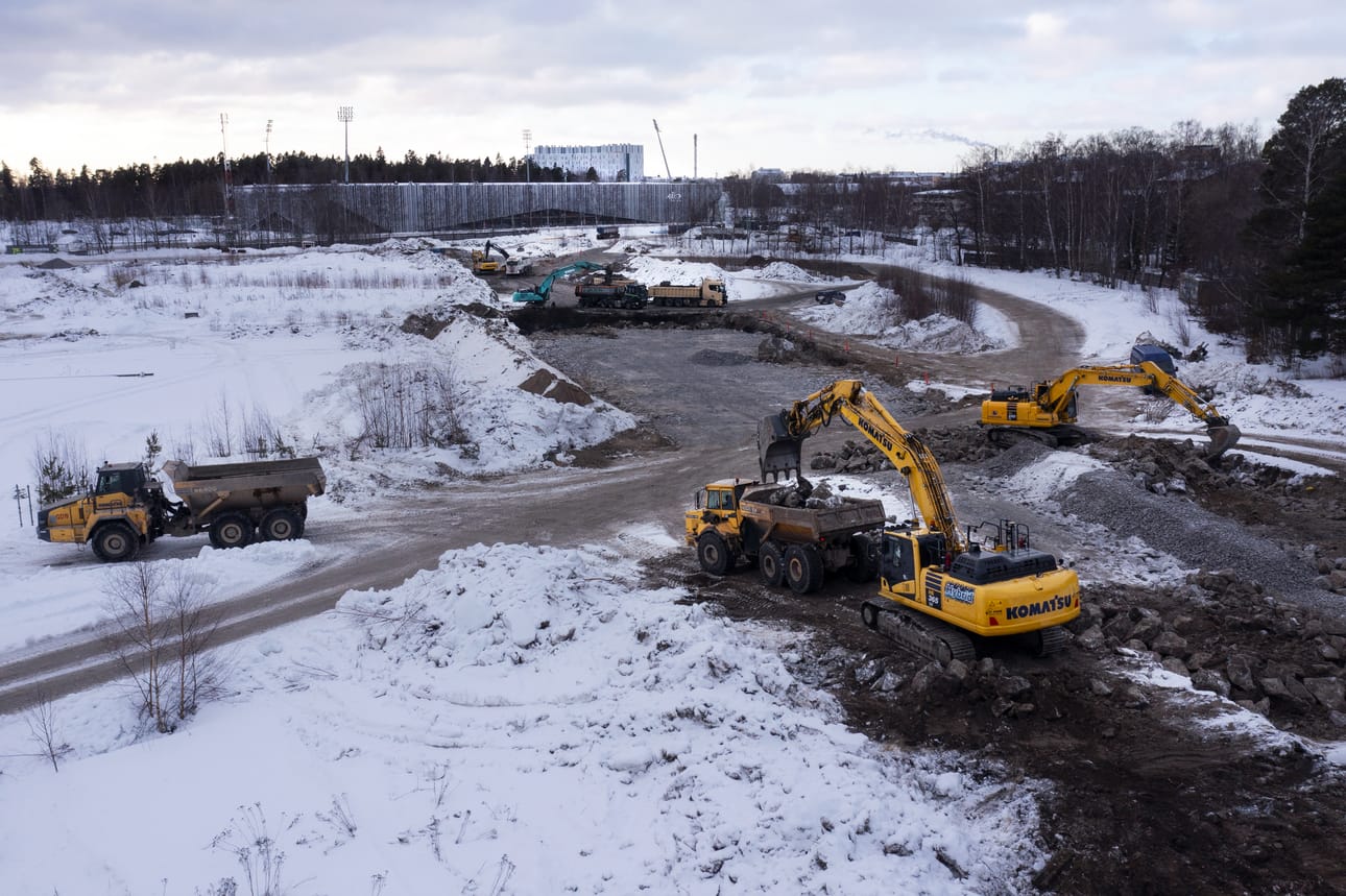 Mielenkiinnonkadun pohjatyöt käynnistivät Ravilaakson rakentumisen. Ensimmäiset rakennettavat korttelit ovat Mielenkiinnonkadun eteläpuolella ja kuvassa vasemmalla. Hietalahden jalkapallostadion ja Vaasan keskussairaalan H-Talo siintävät horisontissa.