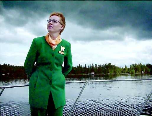Opas laivalla . Kajaaninjoen veneretkeen kuuluu opastus. Kajaanin Matkailuoppaat kertovat muun muassa jokiliikenteestä ennen voimalaitoksia sekä Eino Leinosta. Opastusvuorossa Kirsi Kilpeläinen.