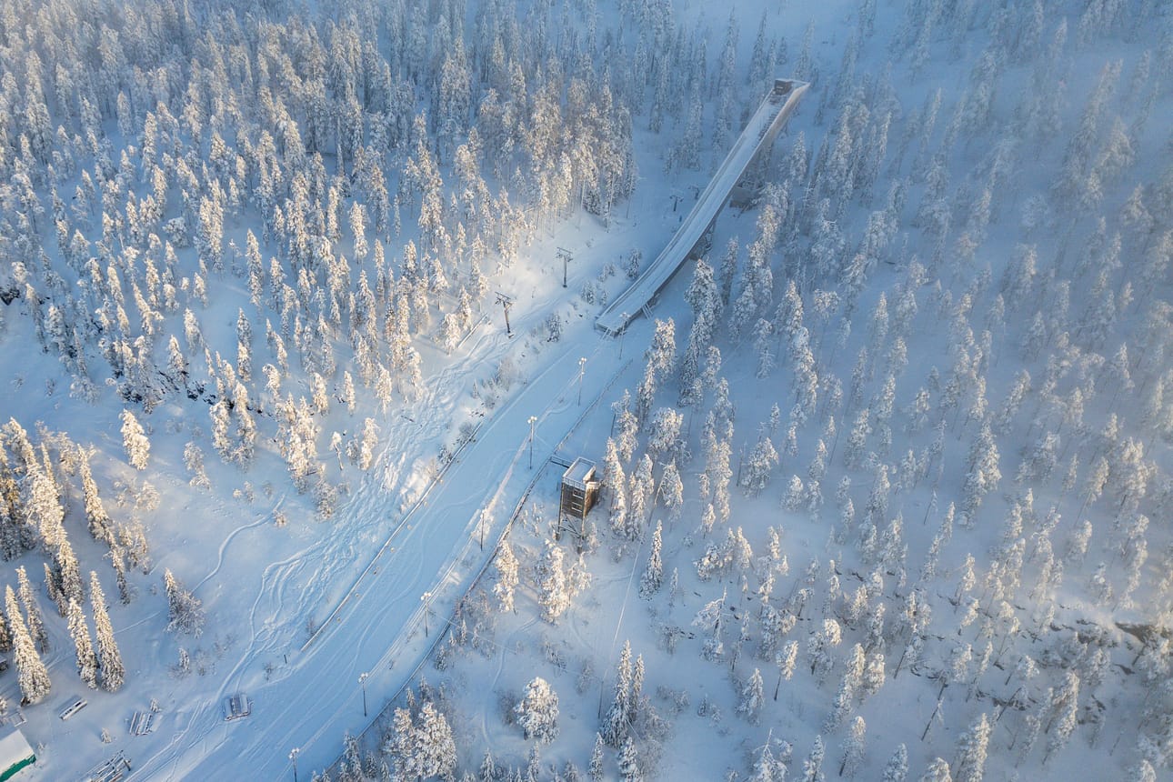 Rukan K-64-hyppyrimäki on tärkeä harjoittelupaikka paikallisille junioreille. Mäen alastulorinteeseen on tehtävä lähivuosina remontti, sillä se on kuusamolaisen mäkihyppyvaikuttaja Pirjo Karjalaisen mukaan alkuperäisessä kunnossa. Kuva on viime vuoden helmikuulta.