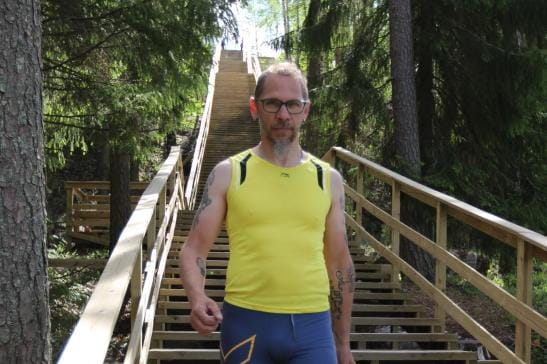 Ari Hiltunen on testannut Joupiskan elämysportaat, mutta ensi keskiviikkona aktiivikuntoilijalla on edessään harvinaisen raju iltapuhde, kun portaat kavutaan 20 kertaa putkeen. KUVA: ANTTI VAINIO