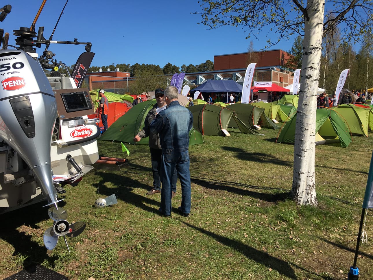 Ouluhallin piha-alueelle oli viritetty kymmeniä eri osastoja, muun muassa veneiden ja perämoottoreiden sekä telttojen esittelyosastot.