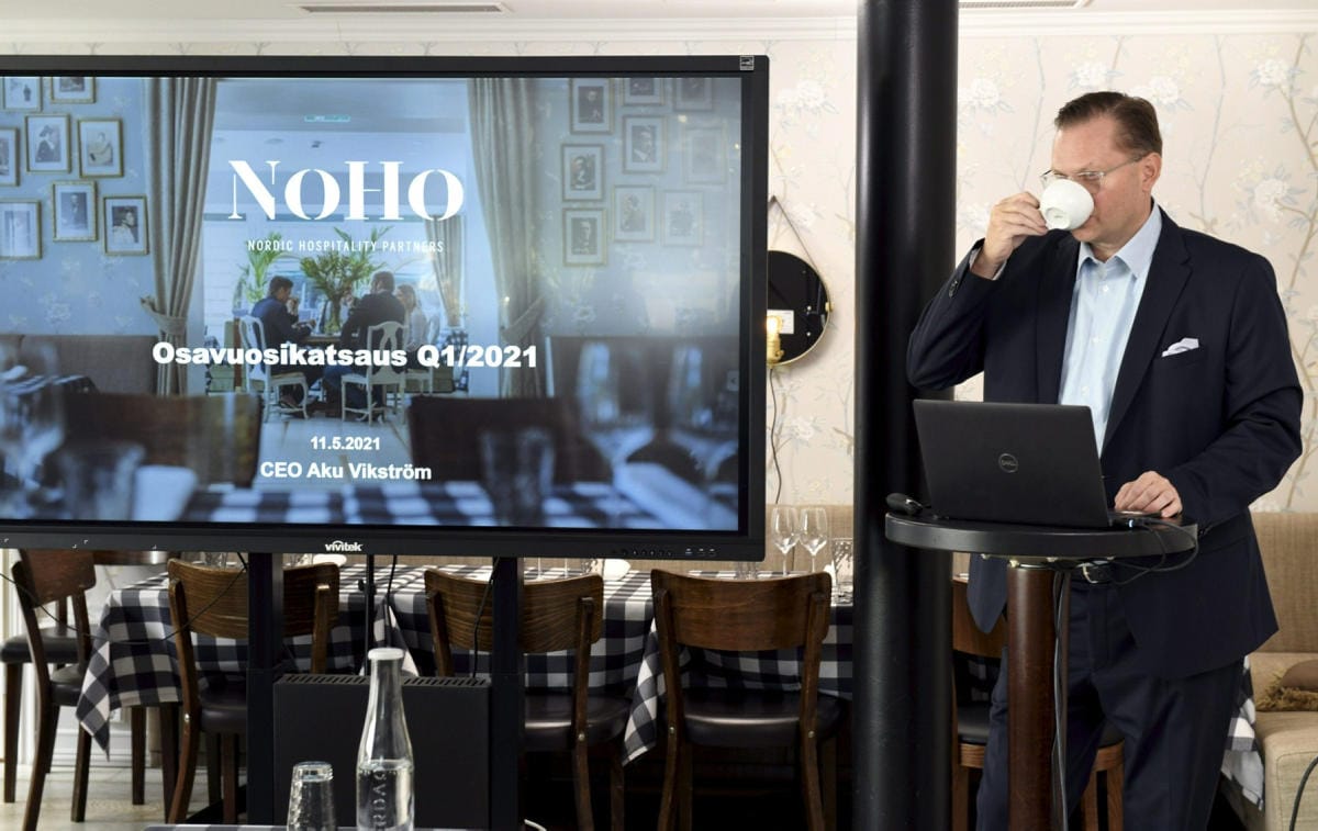 Ravintolakonserni NoHo Partnersin toimitusjohtaja Aku Vikström esitteli yhtiönsä osavuosikatsausta toukokuussa. LEHTIKUVA / HEIKKI SAUKKOMAA