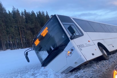 Bussi suistui ojaan Tyrnävällä – matkustajat kiipesivät kattoikkunasta ulos