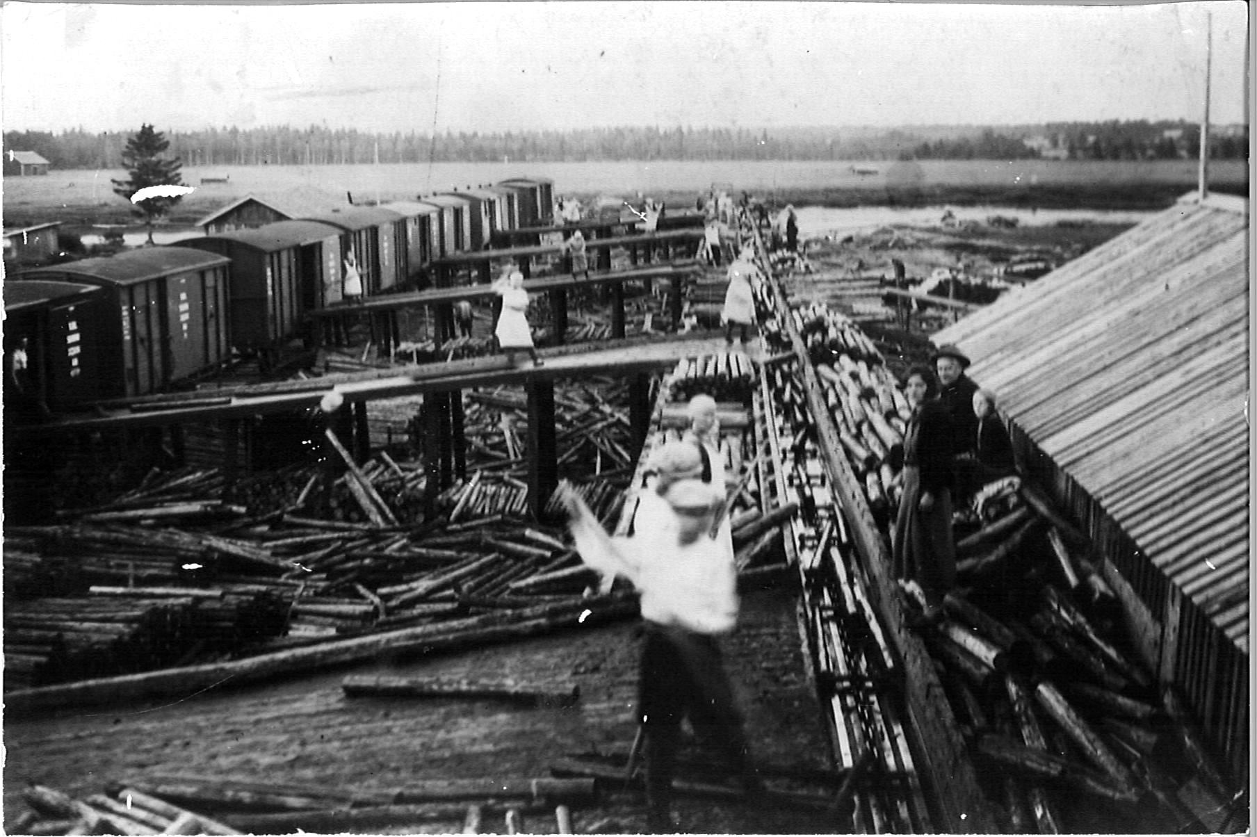 Pekkalan kiramo 1930-luvulla. Kiramolla tukit nostettiin joesta ja lastattiin junavaunuihin.