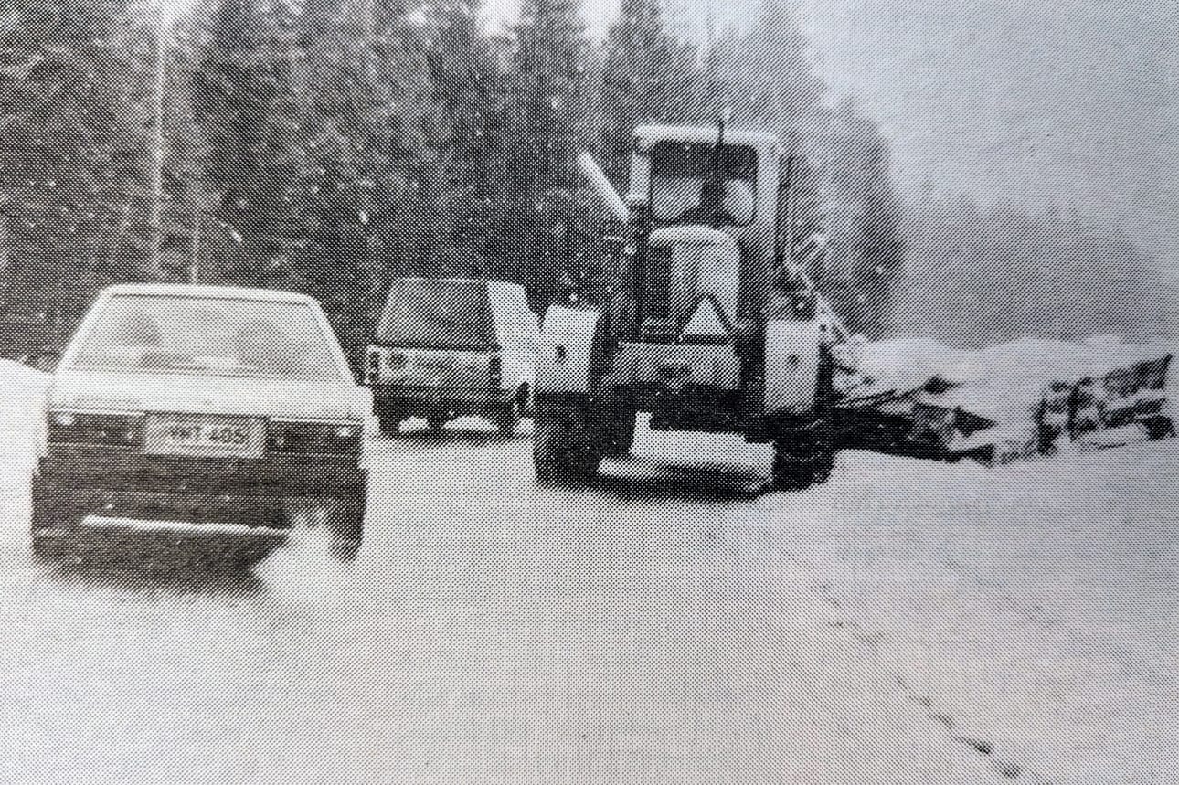 Jurvassa on käytössä kaksi omaa aura-autoa sekä kaksi yksityistä. Lisäksi on tiehöylä, yksi oma sekä yksi yksityinen traktori. Kaikki olivat viikonlopun liikenteessä.
