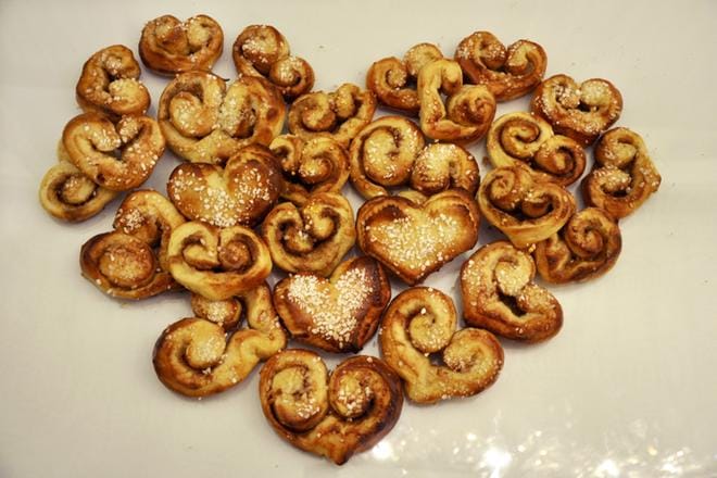 Pöydällinen rakkautta. Yhdestä taikinasta riittää iloa monelle. Kuvat Virpi Kupiainen-Ämmälä
