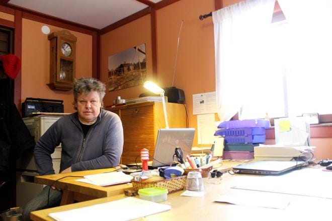 Anders Wentin yllättyi, kuinka hiljaista Siipyyssä on. – Luulin, että tällainen ongelma on lähinnä Itä-Suomessa. Ajattelin pienten kylien rannikolla olevan elinvoimaisia, hän kertoo. Viime viikolla hän halusi nähdä ihmisiä ja ajeli hampurilaiselle Lålbyn Abc:lle saakka, vaikka vastustaa yleensä isoa ketjua. KUVA: LOTTA KALLIO