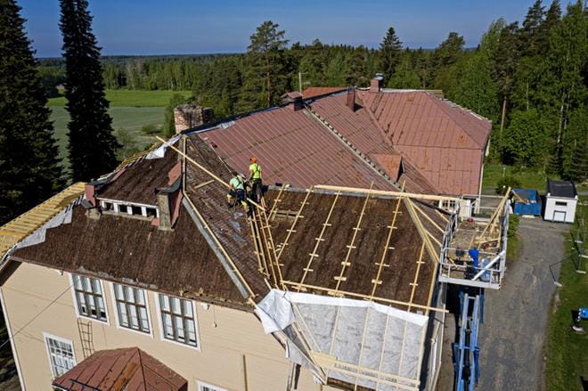 Wanhan Karhunmäen päärakennuksen kattoremontti etenee. Vanhaa peltikattoa riittää vielä purettavaksi. Valmista tulee juhannukseen mennessä. KUVAT: KARI LÖFHJELM
