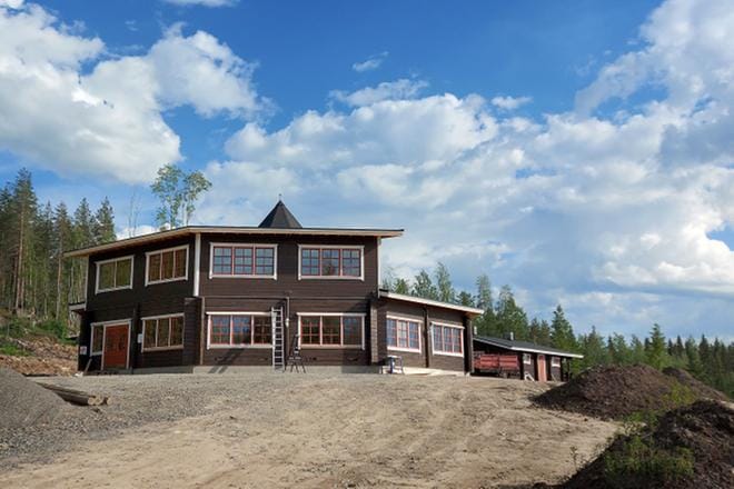 Kylätalon pystyttäminen on ollut yksi kyläyhdistyksen ponnistuksista Vimpelissä. Arkistokuva on keväältä 2024.