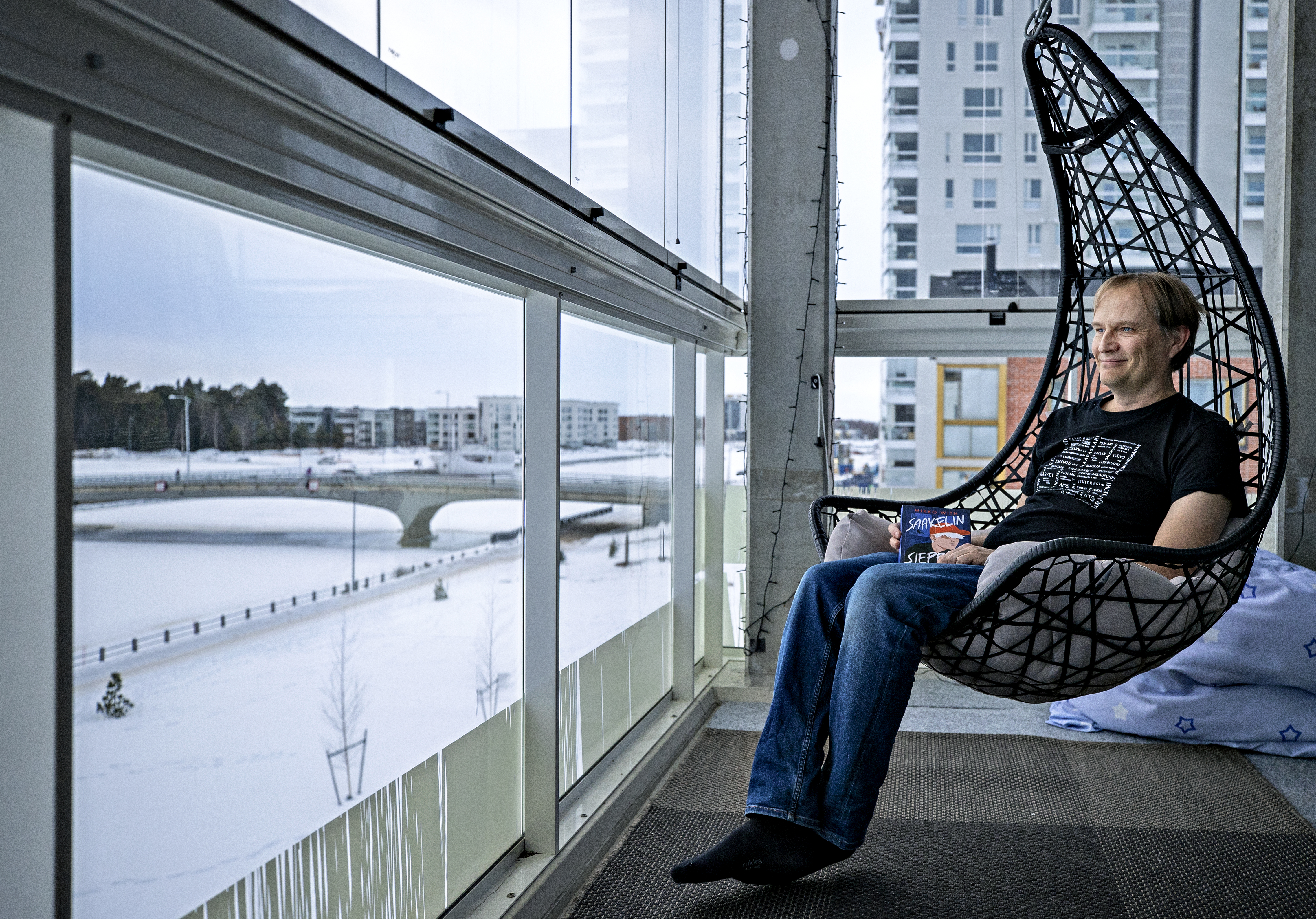 "30 vuoden työuran jälkeen tuntuu siltä, että nyt on mahdollisuus kokeilla" — kolmannen kirjansa jälkeen oululainen Mikko With haluaa antaa enemmän aikaa kirjailijan työlle