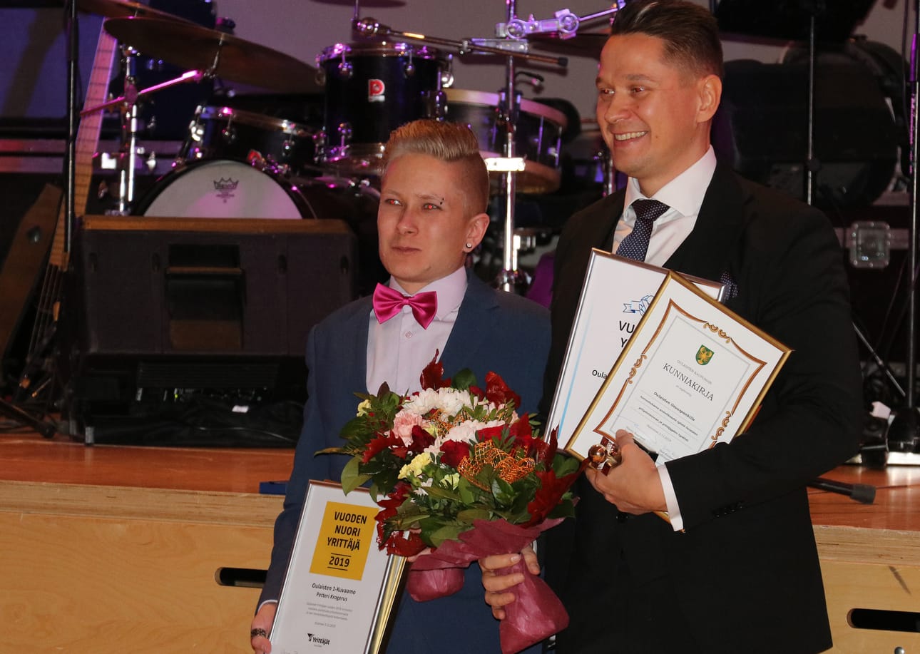 Oulaisten Vuoden Nuori yrittäjä Petteri Krogerus ja Vuoden yritysksen edustaja Mika Korkia-aho.