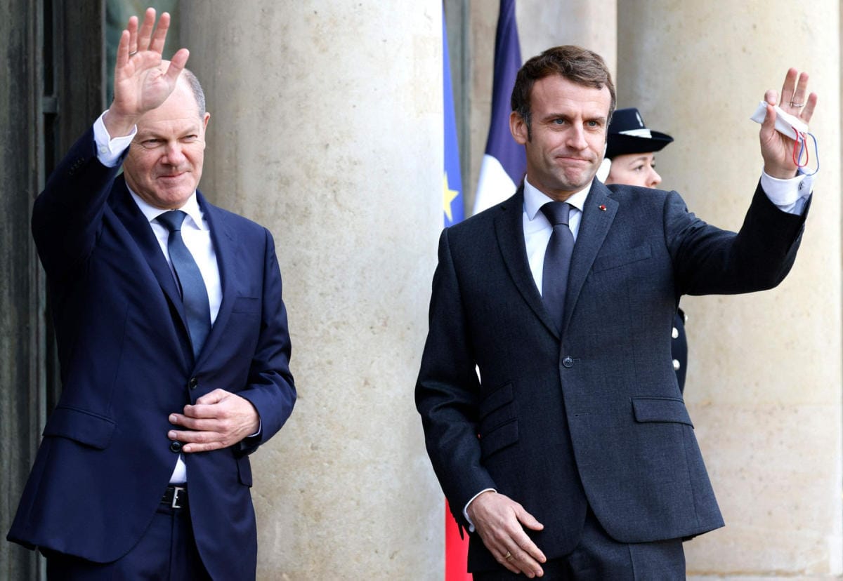 Saksan uusi liittokansleri Olaf Scholz (vas.) tapasi Ranskan presidentin Emmanuel Macronin Pariisissa. LEHTIKUVA / AFP