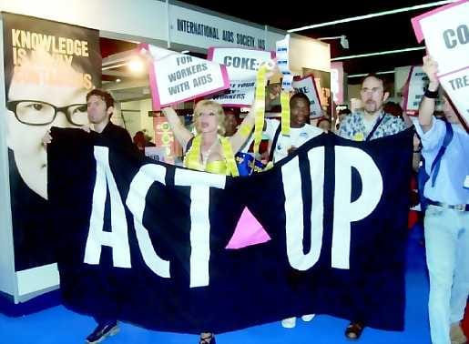 Lisää varoja . Mielenosoittajat vaativat lisää rahaa aidsin vastaiseen työhön sekä ilmaisia aids-lääkkeitä lääkejäteiltä.