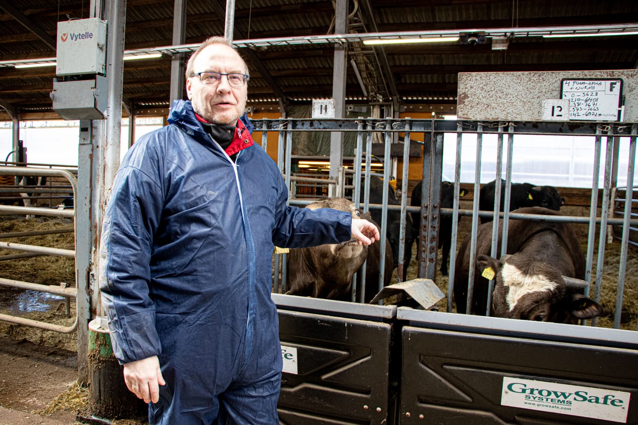 Arto Huuskonen on tehnyt tutkimusta Ruukissa 26 vuotta. Hän on toiveikas navetan toiminnan jatkumisesta.