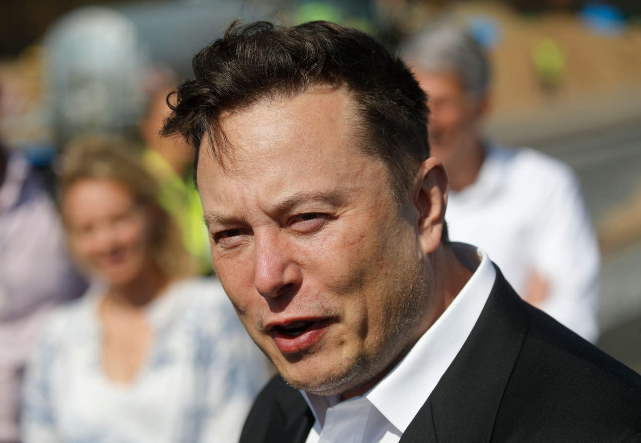 Miljardööri Elon Musk pyysi Twitter-seuraajiaan äänestämään suunnitelmastaan, jossa muun muassa pidettäisiin Venäjän miehittämillä Ukrainan alueilla YK:n valvomat kansanäänestykset siitä, haluavatko asukkaat kuulua Ukrainaan vai Venäjään. LEHTIKUVA/AFP