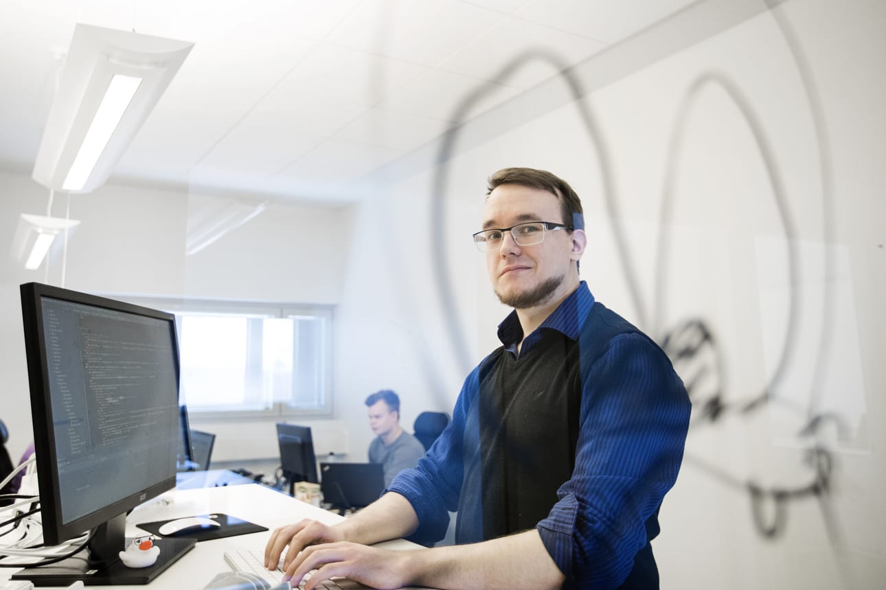 Fyysikon koulutuksen saanut Matti Vapa on sitä mieltä, että ohjelmistosuunnittelijan työ on erittäin mielenkiintoista. Hän on opetellut koodaamista vuosien mittaan harrastuksenaan.