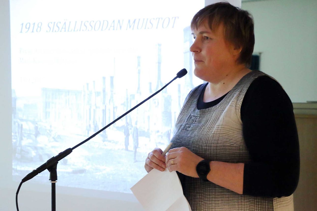 Mari-Kaarina Hiltusen mukaan Suomen sisällisodan muistelu tuo esiin erilaisia kertomuksia ja kokemuksia. Tärkeintä on, että traumaattiset muistot ja taakkasiirtymät voidaan viimeistään nyt purkaa, kun tapahtumista on kulunut 100 vuotta.