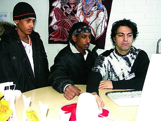 Eritrealaiset veljekset Nahom (vas.) ja Henok Solomon käyvät lukiota Sotkamossa. Irakilainen Naaman Mohammed on työharjoittelussa Kainuun monikulttuurisessa toimintakeskuksessa, jossa maahanmuuttajat voivat muun muassa tavata kavereita.