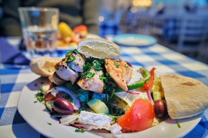 Ouluun ravintolan avannut Johanna Isola oppi kreikkalaisen keittiön salat ex-anopiltaan: ”Hävetti se tomaattien puristelu”