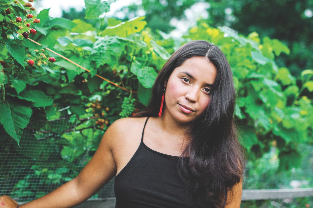Aura Pineda on opiskellut jazzlaulua, jazzsävellystä, biisien tekemistä ja klassista kitaraa. Omaa musiikkigenreään hän kuvailee unenomaiseksi art-folkiksi.