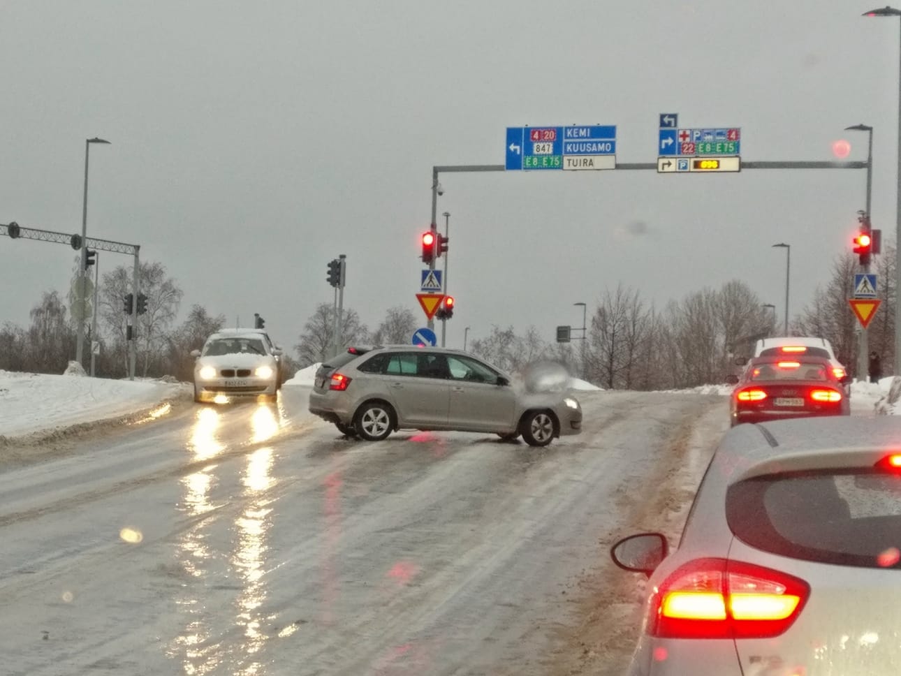 Liukkaus on jumittanut liikennettä myös Aleksanterinkadulla Pokkitörmän kohdalla.
