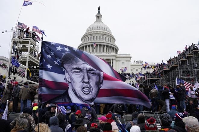 Keskiviikko 6. tammikuuta 2021 jää häpeällisenä tahrana Yhdysvaltain historiaan. Trumpin kannattajat yrittivät pysäyttää demokratian toteutumisen tunkeutumalla kongressitaloon Washingtonissa. KUVA: EPA/WILL OLIVER