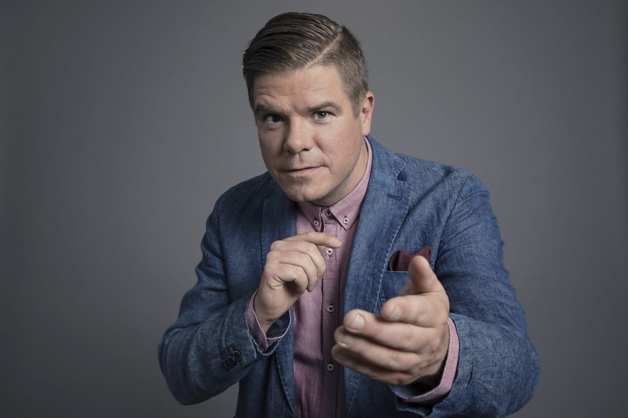 Radiosta tuttu Jussi Heikelä isännöi uutta tv-visailua Järjen Jättiläistä.