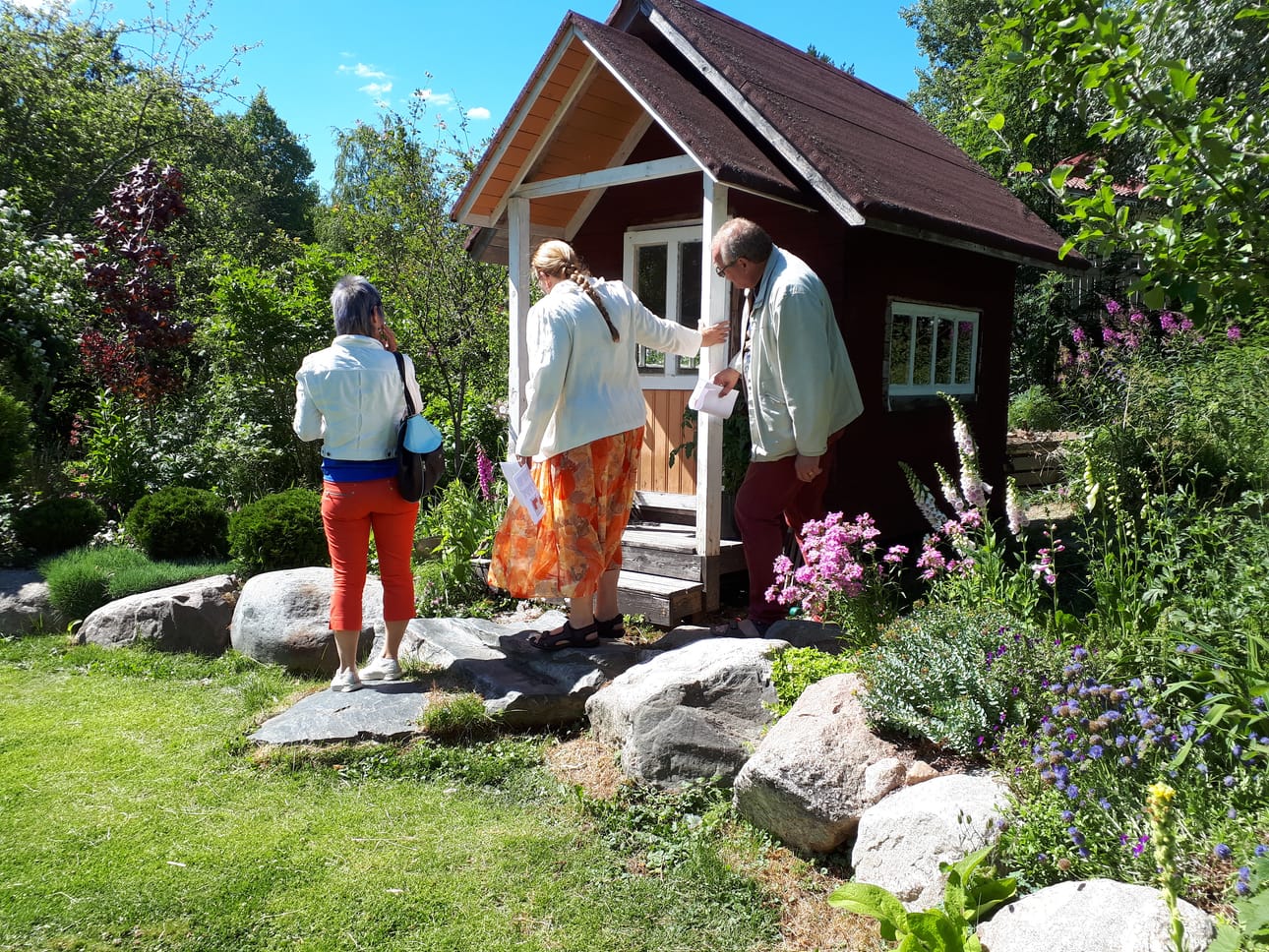 Kotinotkon puutarhalla tutustuttiin sekä hyöty- että koristekasveihin, nautittiin kahveja pergolassa ja hankittiin uusia kasveja myös omaan pihaan.