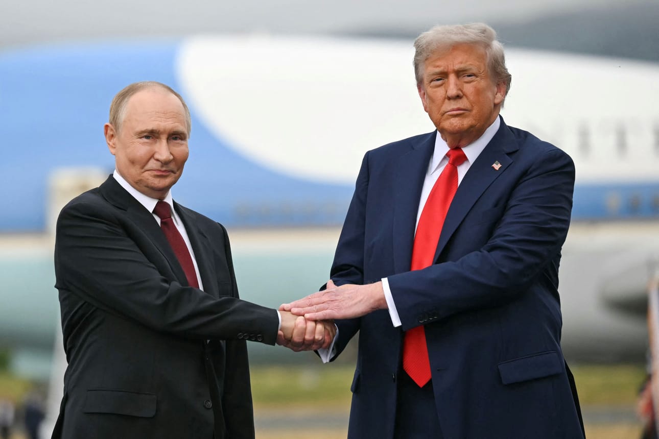 Lehtitietojen mukaan Venäjän presidentti Vladimir Putin on ehdottanut Yhdysvalloille ja Kiinalle tapaamista. Kuvassa Putin ja Yhdysvaltojen presidentti Donald Trump kättelevät Alaskassa 15. elokuuta 2025.
