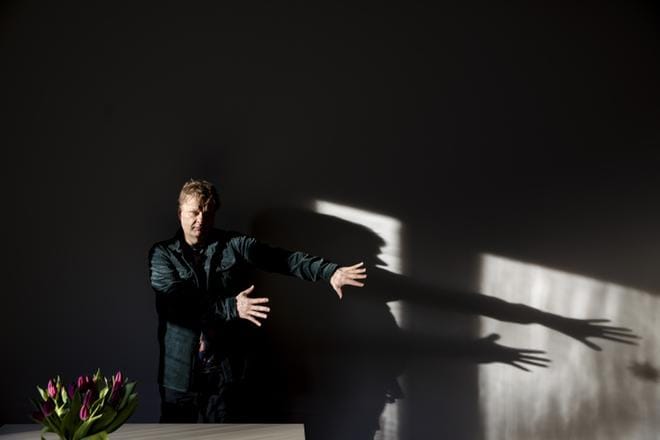 Iiro Rantala on pianisti, säveltäjä, viihdyttäjä ja tarvittaessa myös opettaja. Mieluiten hän kuitenkin tekee töitä pianon ääressä soittamalla omaa musiikkiaan. Soittajan sormet kuvattiin kevätauringossa hänen kotonaan Helsingissä. Kuva: Joel Maisalmi