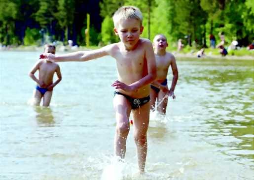 Lämsänjärvessä lämmiteltiin. Antti Raesalmi (takana vas.), Arttu Raesalmi (edessä) ja Miikka Mustonen viettivät kesäpäivää.