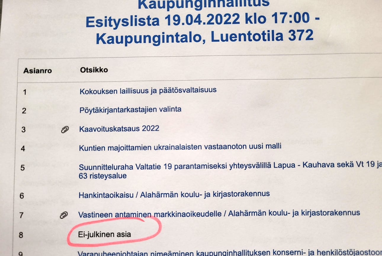 Keskustelu häirintäepäilyistä ei ota laantuakseen Kauhavalla. Valtuustoryhmät on kutsuttu kiireellisinä koolle kiirastorstain illaksi. Ensi tiistain 19.4. kaupunginhallituksen ei-julkisen asiakohdan on tulkittu liittyvän kokoontumisten teemaan.