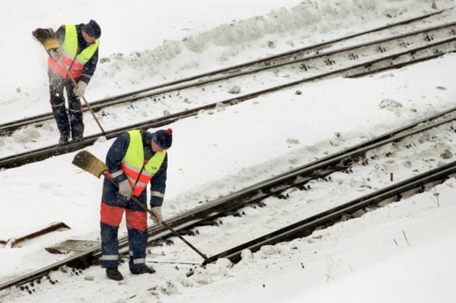 Talviset sääolosuhteet vaikeuttavat ratojen ja junakaluston kunnossapitoa. Arkistokuva