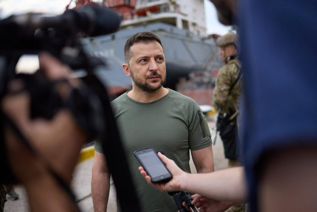 Ukrainan presidentti Volodymyr Zelenskyi Mustanmeren rannikolla sijaitsevassa satamakaupunki Tshornomorskissa 29. heinäkuuta. LEHTIKUVA/AFP/Ukrainan presidentin lehdistöpalvelu