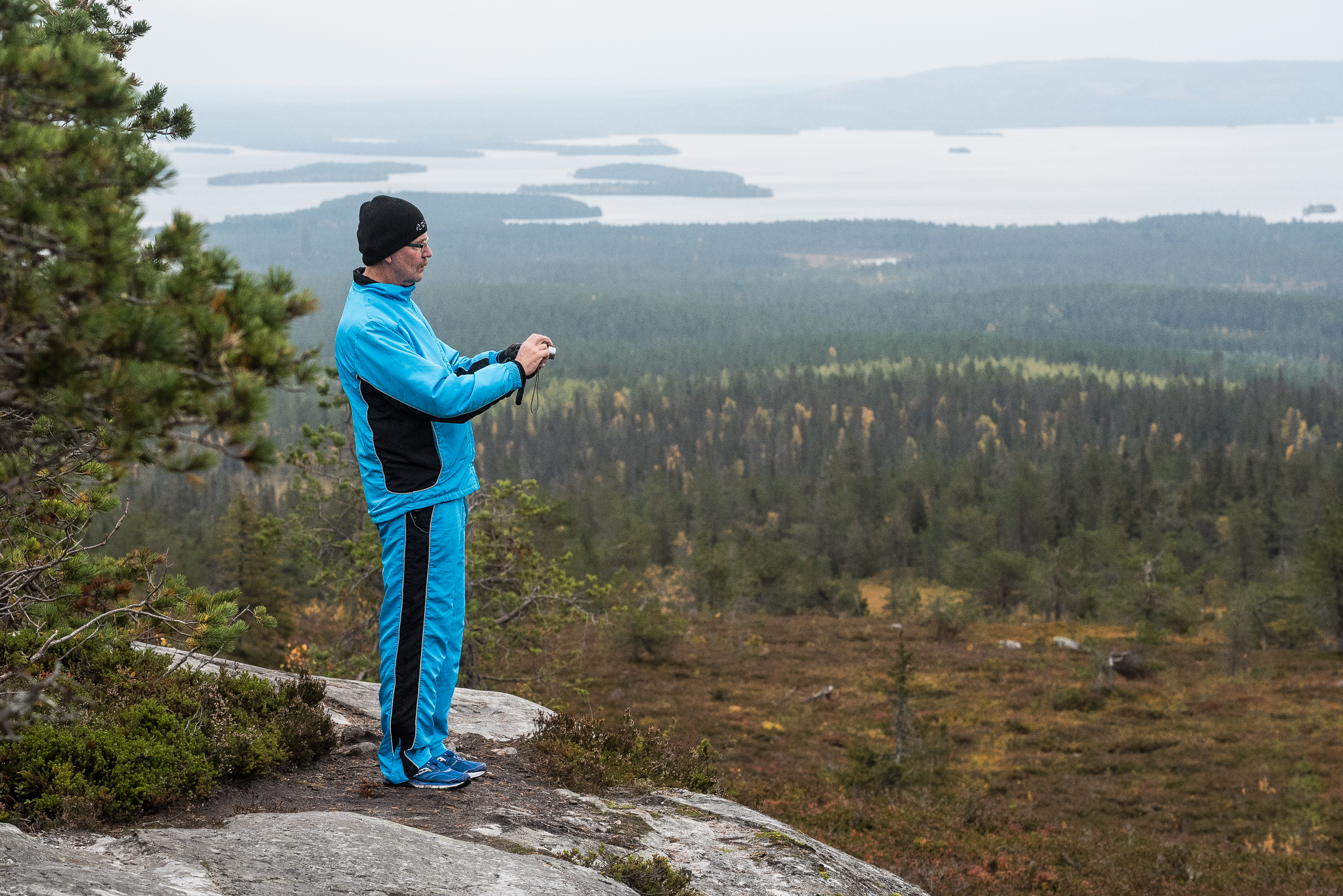 Riisitunturin kaunis värimaailma suorastaan lumosi Risto Kalermon. Hän otti kameransa tämän tästä taskustaan ja napsi kuvia puista, kasveista ja Kitkajärvelle avautuvasta maisemasta.