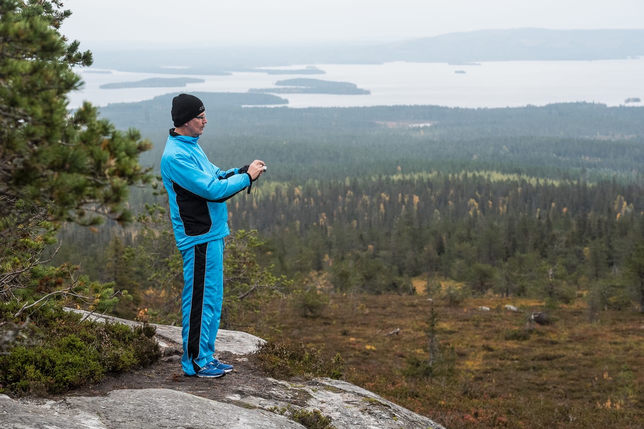 Riisitunturin kaunis värimaailma suorastaan lumosi Risto Kalermon. Hän otti kameransa tämän tästä taskustaan ja napsi kuvia puista, kasveista ja Kitkajärvelle avautuvasta maisemasta.