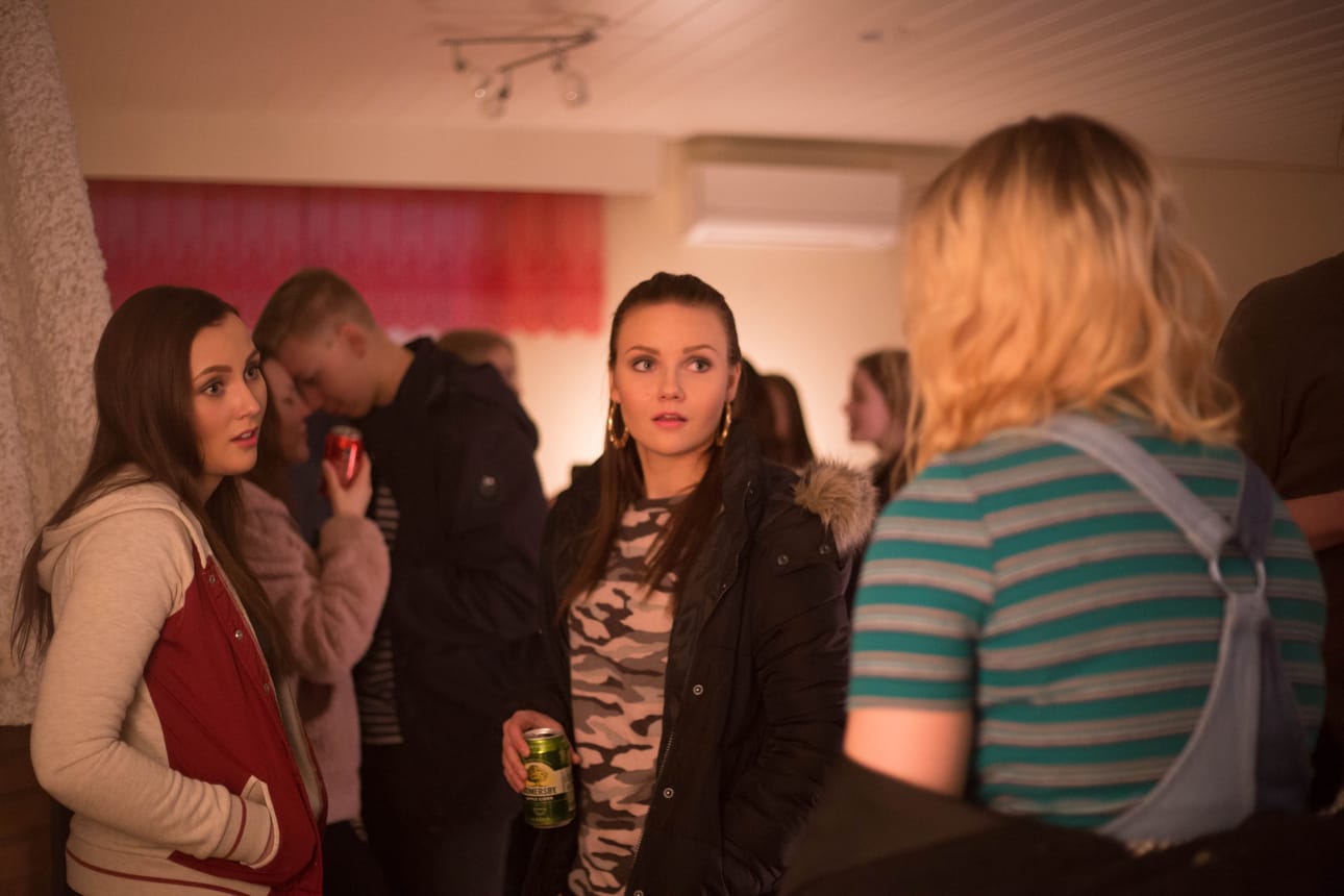 Jutta ja Sonja ovat MC Landenbööna -elokuvassa sisarukset Iris ja Ii. Luonteetkin menivät kohdalleen: Jutta on muutenkin napakampi ja Sonja sovittelevampi, kuten roolihahmotkin.