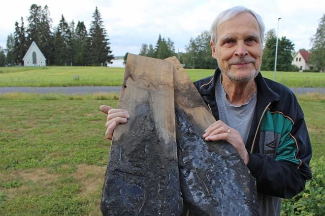 Aika ja sää ovat patinoineet vanhoja paanuja, tietää Esko Piiroinen. Kuvat: Reijo Heikkilä