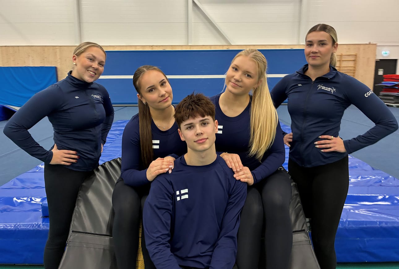 Saimi Luoma, Kalle Latvala ja Aada Pessinen edustavat Suomea TeamGymin EM-kisoissa Espoossa 15.–18. lokakuuta. Heitä valmentavat Eveliina Hakomäki (vas.) ja Sofia Sillanpää (oik.).